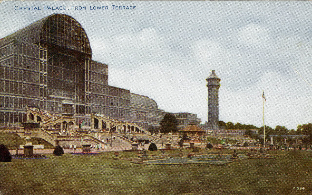 Crystal Palace, from lower terrace. [Au verso :]  Un incendie détruit à Londres le Crystal-Palace. Le journal (1-12-1936). Londres, 30 novembre. Le Crystal Palace, connu du monde entier , célébrité de Londres qui, pendant la guerre, guidait par son miroitement nocturne, le vol des Zeppelins, n'est plus. Tout à l'heure, un incendie formidable tel que Londres n'en avait vu depuis un demi-siècle, l'a détruit en ravageant sa structure de fer et faisant éclater ses immenses verrières. Construit lors de la première exposition internationale, inauguré par la Reine Victoria, le Crystal Palace avait été tout d'abord érigé dans Hyde Park. Plus tard, il fut transporté pièce par pièce en dehors de la ville, où il devint le lieu le plus habituel des grandes expositions annuelles britanniques, des concerts et des meetings. Alentour, s'étendait un grand parc curieusement orné de reconstitutions en bronze de diplodocus géants et autres monstres antédéluviens. Le feu éclata à 7h ce soir, et tout de sui Sou.5.24.2 Photo