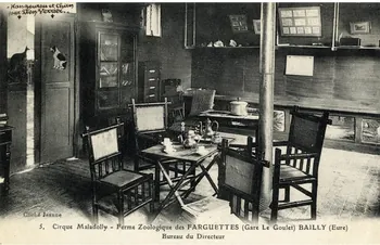 Cirque Maladolly. Ferme zoologique de Farguette. Gare Le Goulet. Bailly par Gaillon (Eure). Bureau du directeur. [En haut de gauche à droite :] Kangourou et chien par Léon Verrier. Sou.5.32.1 Photo