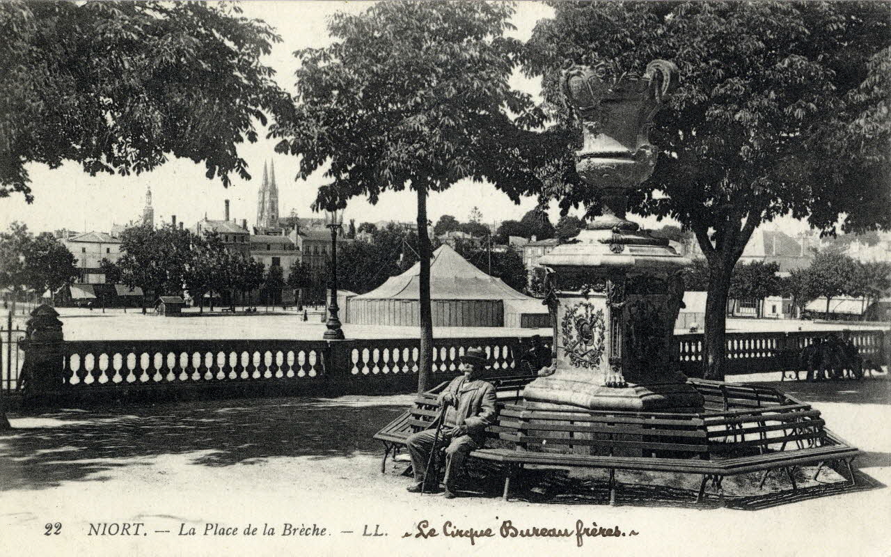 22. Niort. La place de la Brèche. Le cirque Bureau frères. Sou.5.43.1 Photo