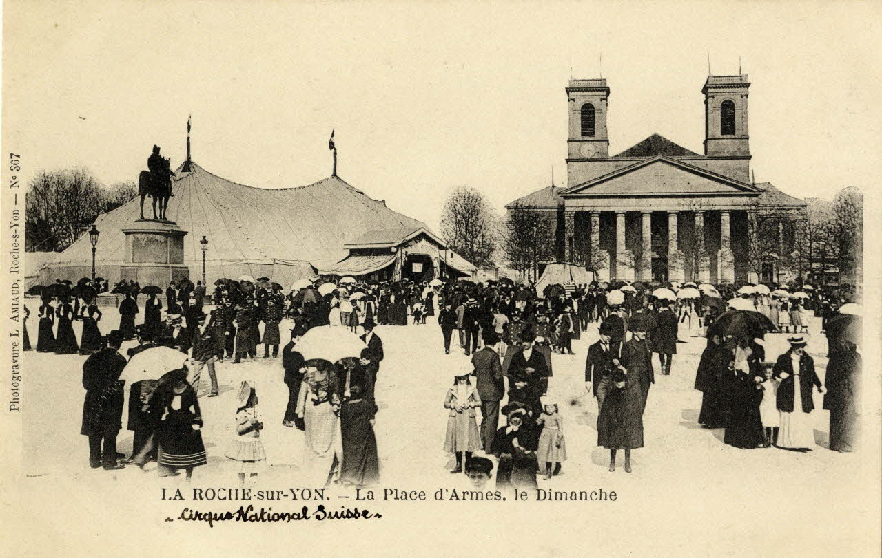 carte postale La Roche-sur-Yon. Cirque national suisse. La place d'armes le Dimanche Sou.5.62.2 Photo