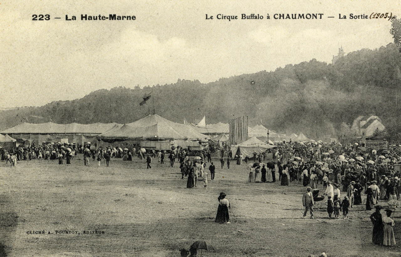 Pourtoy 223. La Haute-Marne. Le cirque Buffalo à Chaumont. La sortie. 1905 Haute-Marne 1905 Sou.5.80.1 Photo