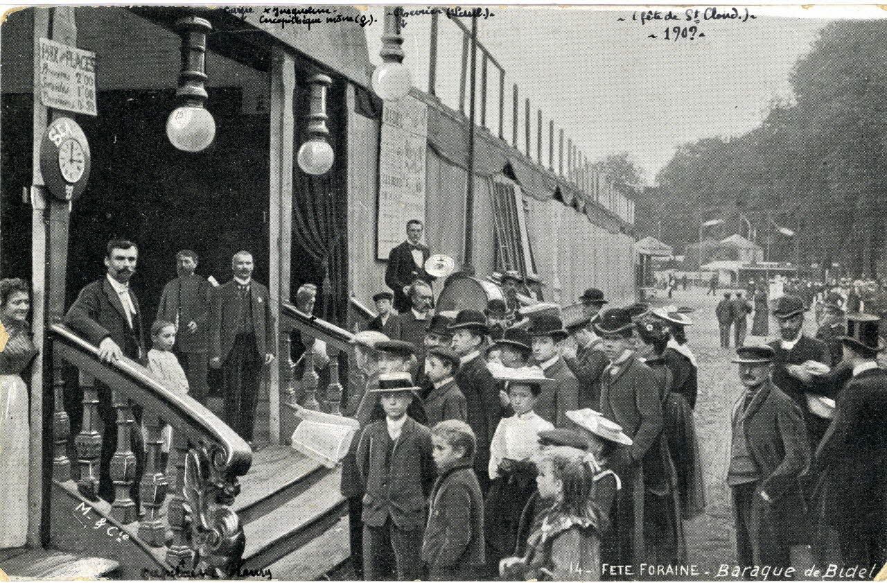 M. et Cie 14. La fête foraine. Barque de Bidel. Fête de Saint-Cloud 190?. [de gauche à droite :] Capiaine Maury, Carère, Jacquelin cercopithèque mône, Chevrier (Paul) Hauts-de-Seine 1895-1905 Sou.5.84.1 Photo