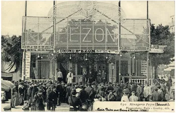 Gondry 690. Ménagerie Pezon (Edmond). Paris, foire aux Pains d'Epices (1906). [Au verso :] 1. M. Louis Carfdir (dompteur Mac Donald), 2. le danseur noir Zozo, 3. M. Delabonna fils dit Romanus (batteur de caisse), 4. M. Pierre Collon (garçon de cage), 5. M. Gabriel Chassaing (bonisseur), 6. M. Delabonna (chef monteur et bonisseur). Paris, Paris (75) 1906 Sou.5.85.2 Photo