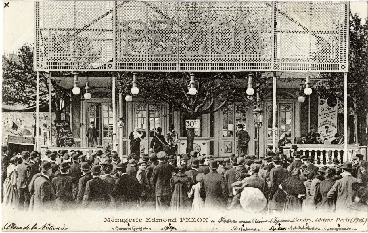 Gondry "Ménagerie Edmond Pezon. Foire aux Pains d'Epices. 1907. Place de la Nation. [de gauche à droite :] Jacques Guyon, Zozo, Delabona, Gautier, fils Delabona, Casagrande. [Au verso :] Les animaux de la ménagerie Edmond Pezon furent achetés, pour 7000 F, dans le courant de la seconde quinzaine de Mars 1911 par M. Frank C. Bostock, dont la ménagerie était alors à Sheffield (Angleterre). La ménagerie Edmond Pezon était en remise à la Bocca (Cannes). 4 lionnes Bellone, Méda, Lolotte et Saïda; 1 tigresse Phâne, 1 panthère femelle Mignonne, (elle eut la queue accrochée par la lionne Méda au moment de l'embarquement), 1 panthère mâle Paul, 2 ours bruns Paulus, 2 loups Néron et Zampa (Néron fut étranglé par d'autres loups en arrivant chez Bostock), 3 louves Diaga, Furiosa et une louve très âgée (ces 2 dernières furent étranglées par d'autres loups qui arrivaient chez Bostock), 4 chacals, 1 dromadaire et ses harnais (mis quelques temps en vente dans l'industriel Forain pour 300 F)." Paris, Paris (75) 1907 Sou.5.87.2 Photo