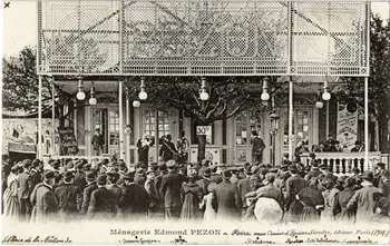 Gondry "Ménagerie Edmond Pezon. Foire aux Pains d'Epices. 1907. Place de la Nation. [de gauche à droite :] Jacques Guyon, Zozo, Delabona, Gautier, fils Delabona, Casagrande. [Au verso :] Les animaux de la ménagerie Edmond Pezon furent achetés, pour 7000 F, dans le courant de la seconde quinzaine de Mars 1911 par M. Frank C. Bostock, dont la ménagerie était alors à Sheffield (Angleterre). La ménagerie Edmond Pezon était en remise à la Bocca (Cannes). 4 lionnes Bellone, Méda, Lolotte et Saïda; 1 tigresse Phâne, 1 panthère femelle Mignonne, (elle eut la queue accrochée par la lionne Méda au moment de l'embarquement), 1 panthère mâle Paul, 2 ours bruns Paulus, 2 loups Néron et Zampa (Néron fut étranglé par d'autres loups en arrivant chez Bostock), 3 louves Diaga, Furiosa et une louve très âgée (ces 2 dernières furent étranglées par d'autres loups qui arrivaient chez Bostock), 4 chacals, 1 dromadaire et ses harnais (mis quelques temps en vente dans l'industriel Forain pour 300 F)." Paris, Paris (75) 1907 Sou.5.87.2 Photo