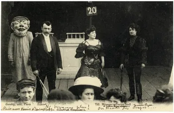 Gondry 752. Ménagerie Darius Steil et Jeanne Pezon réunies. Foire aux Pains d'Epices (1909). Cours de Vincennes. [de gauche à droite :] Darius, Jeanne Pezon. Paris, Paris (75) 1909 Sou.5.89.2 Photo