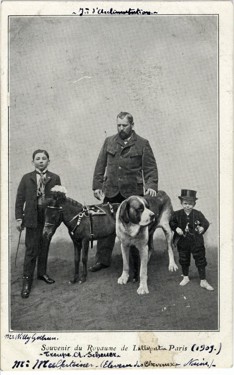 Anonyme Jardin d'acclimatation. Souvenir du royaume de Lilliput (1909). Troupe A.Scherer. [de gauche à droite :] M. Willy Gabrun, M. Mulferteiner (éleveur de chevaux nains). Paris 1909 Sou.8.49.2 Photo