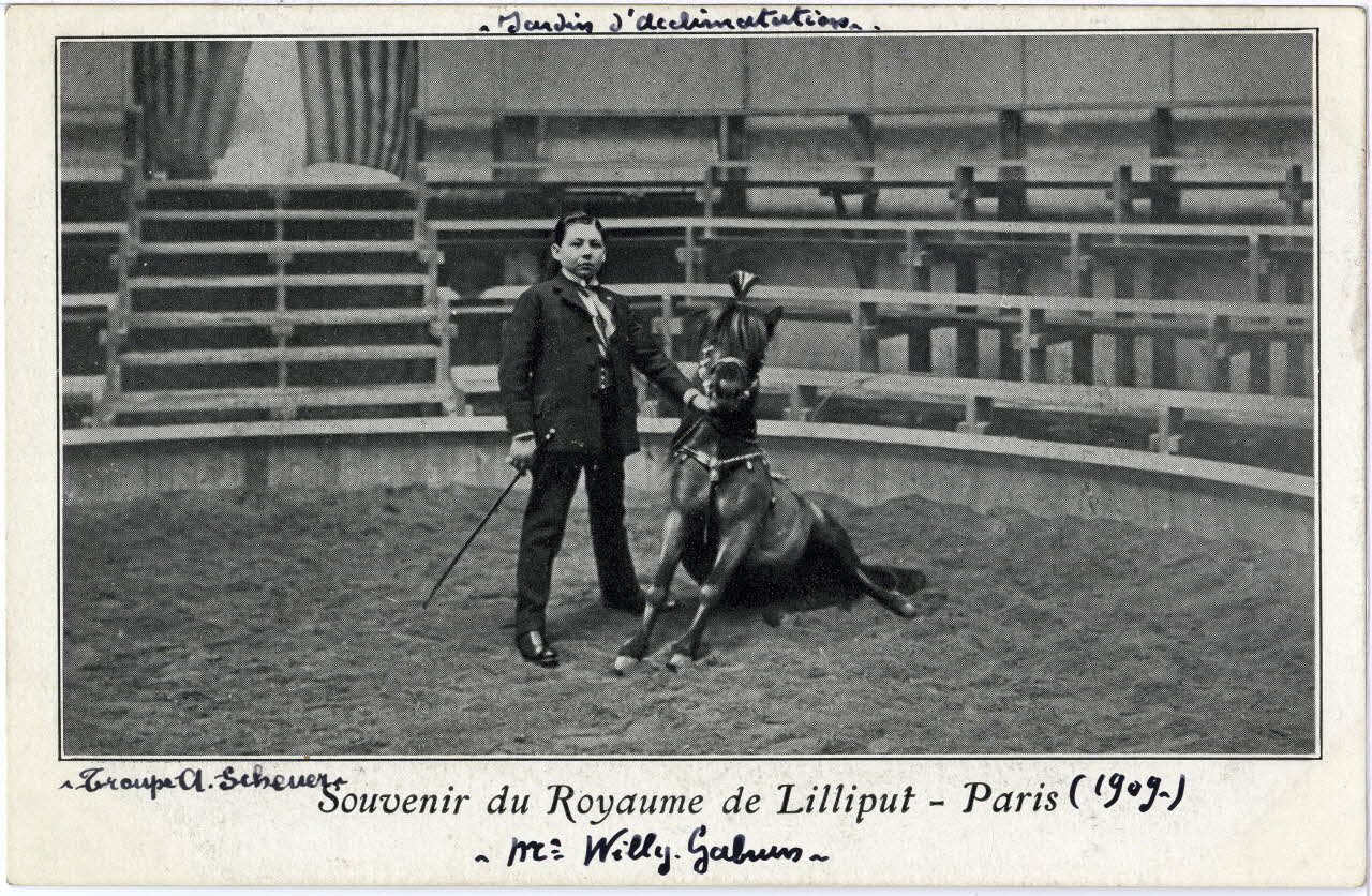Anonyme Jardin d'acclimatation. Souvenir du royaume de Lilliput (1909). Troupe A.Scherer. M. Willy Gabrun. Paris 1909 Sou.8.51.1 Photo
