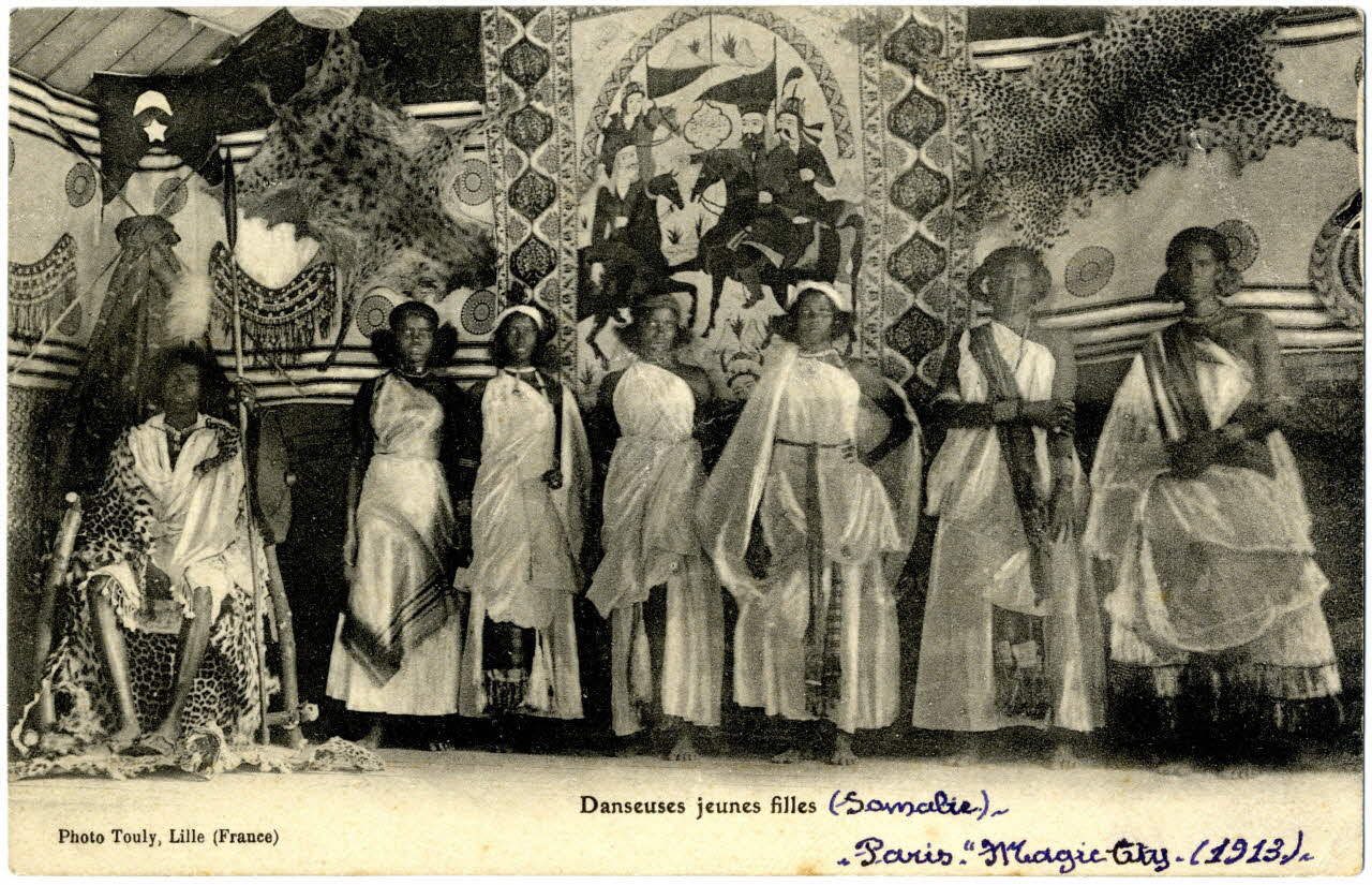 Touly Danseuses jeunes filles (Somalie). Paris Magic City (1913) Paris, Lille (59) 1913 Sou.B.80 Photo