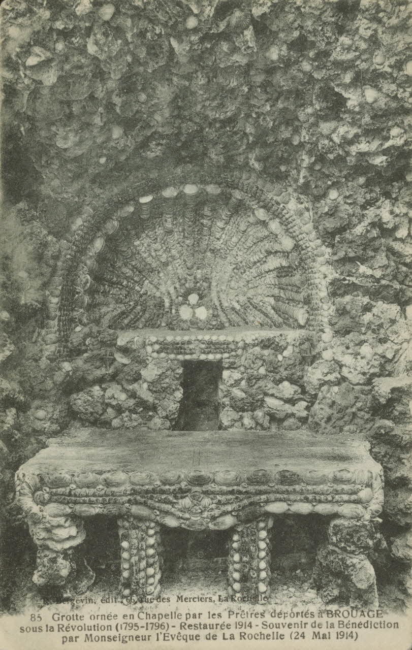 carte postale GROTTE ORNEE EN CHAPELLE PAR LES PRETRES DEPORTES Charente-Maritime 1914 010043 Photo