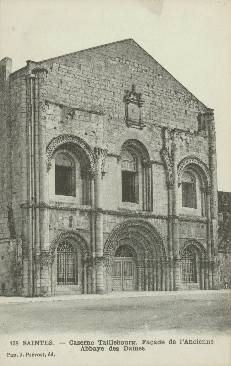 carte postale CASERNE TAILLEBOURG. FACADE DE L'ANCIENNE ABBAYE Charente-Maritime 1903-1920 010090 Photo