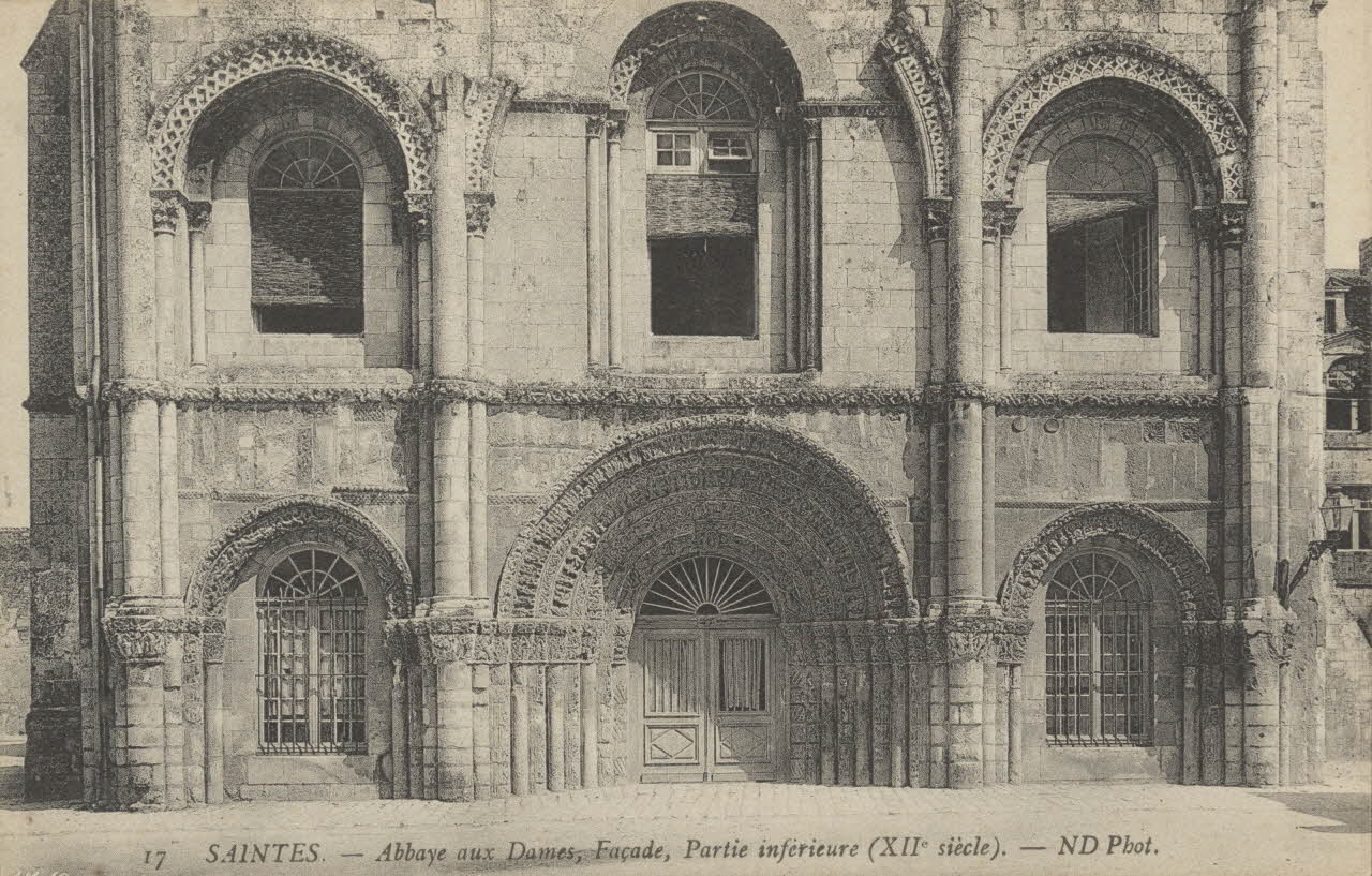 carte postale ABBAYE AUX DAMES, FACADE, PARTIE INFERIEURE (XIIeS) Charente-Maritime 1903-1920 010096 Photo