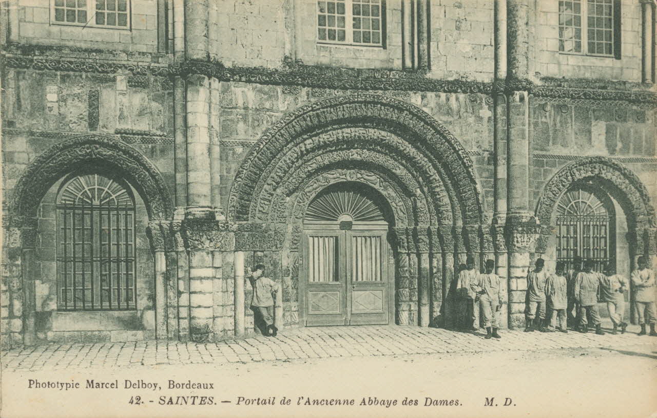 carte postale PORTAIL DE L'ANCIENNE ABBAYE DES DAMES Charente-Maritime 1903-1920 010097 Photo