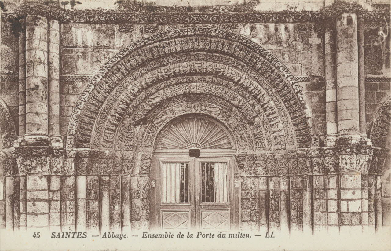 carte postale ABBAYE. ; ENSEMBLE DE LA PORTE DU MILIEU Charente-Maritime 1934 010098 Photo