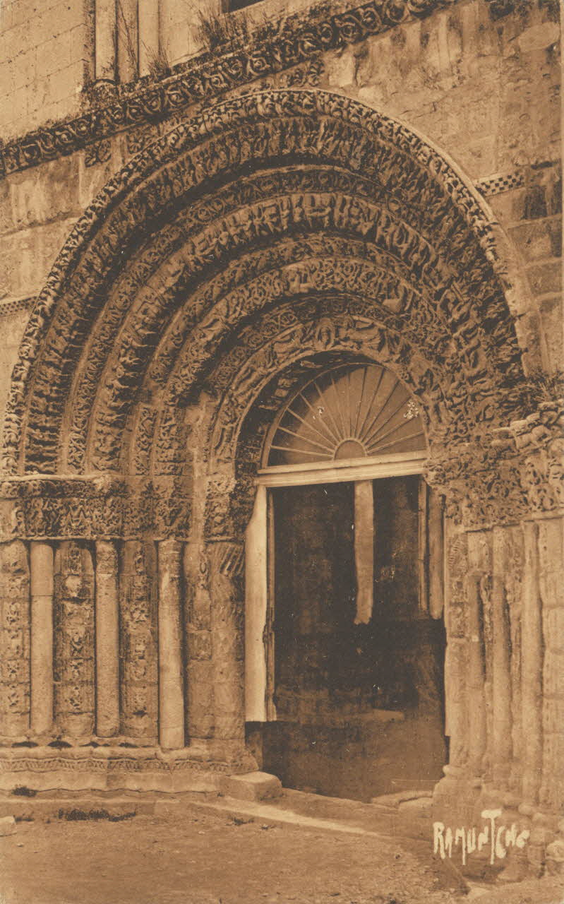 carte postale EGLISE STE MARIE DES DAMES, ANCIENNE ABBATIALE Charente-Maritime 1921-1950 010099 Photo