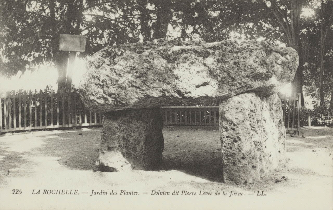 carte postale JARDIN DES PLANTES. ; DOLMEN PIERRE LEVEE DE JARNE Charente-Maritime 1903-1920 010158 Photo