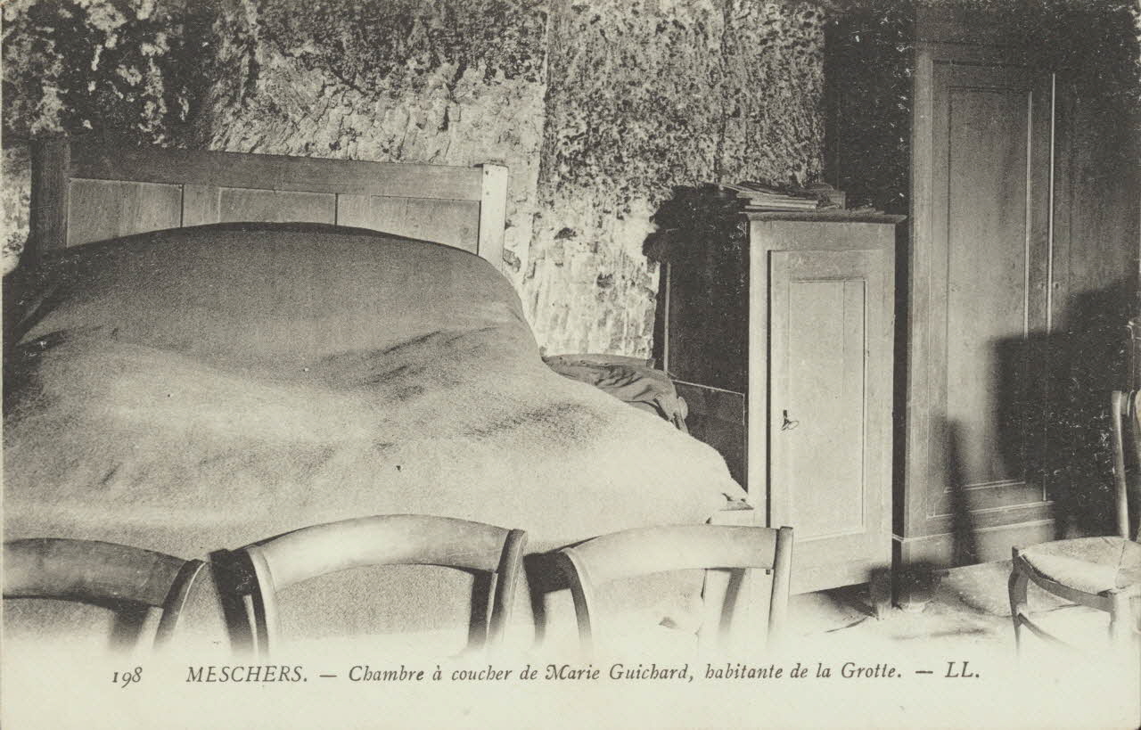 carte postale MESCHERS-CHAMBRE A COUCHER-GROTTE Charente-Maritime 1903-1950 010190 Photo