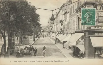 carte postale PLACE COLBERT ET RUE REPUBLIQUE Charente-Maritime 1928 010214  Photo