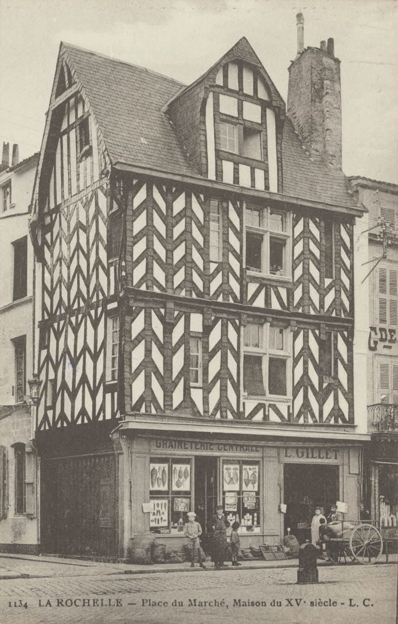 carte postale PLACE DU MARCHE, MAISON DU 15EME Charente-Maritime 1903-1920 010217 Photo