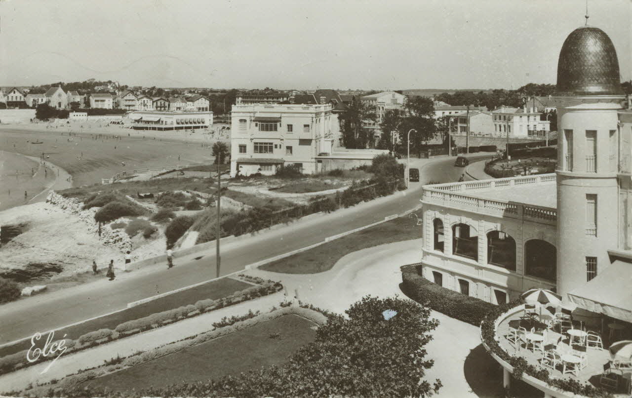 carte postale VUE SUR LA PLAGE ET LA VILLE Charente-Maritime 1958 010229 Photo