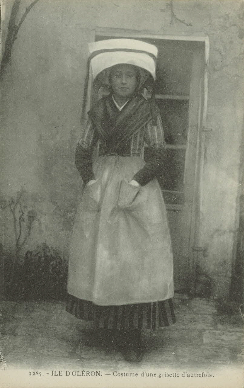 carte postale COSTUME D'UNE GRISETTE D'AUTREFOIS 1903-1950 010252 Photo