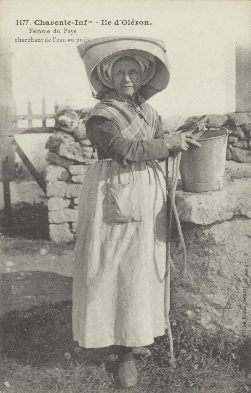 carte postale FEMME DU PAYS CHERCHANT DE L'EAU 1903-1950 010259 Photo