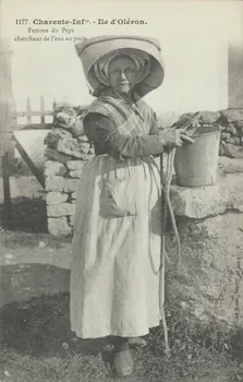 carte postale FEMME DU PAYS CHERCHANT DE L'EAU 1903-1950 010259 Photo