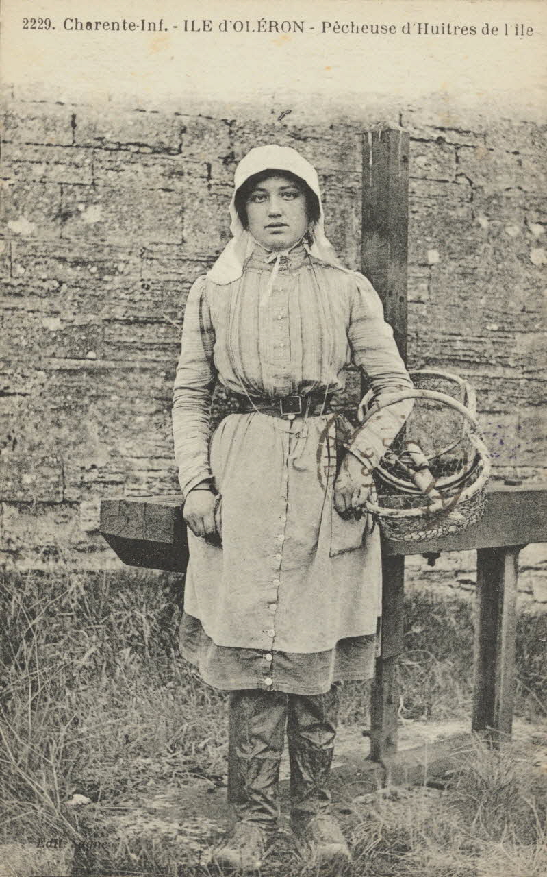 carte postale PECHEUSE D'HUITRES DE L'ILE 1931 010275 Photo