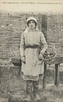 carte postale PECHEUSE D'HUITRES DE L'ILE 1931 010275  Photo
