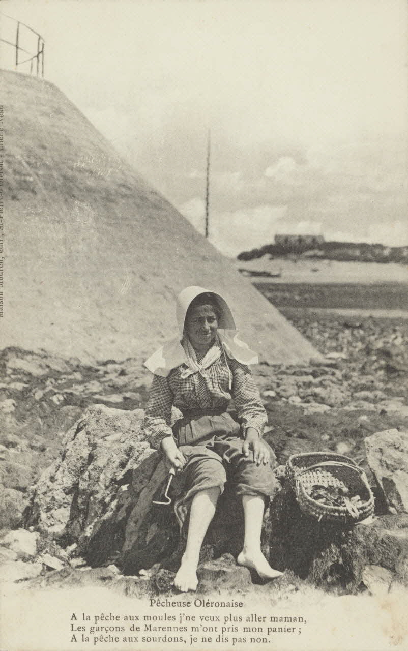 carte postale PECHEUSE OLERONAISE 1903-1950 010277 Photo