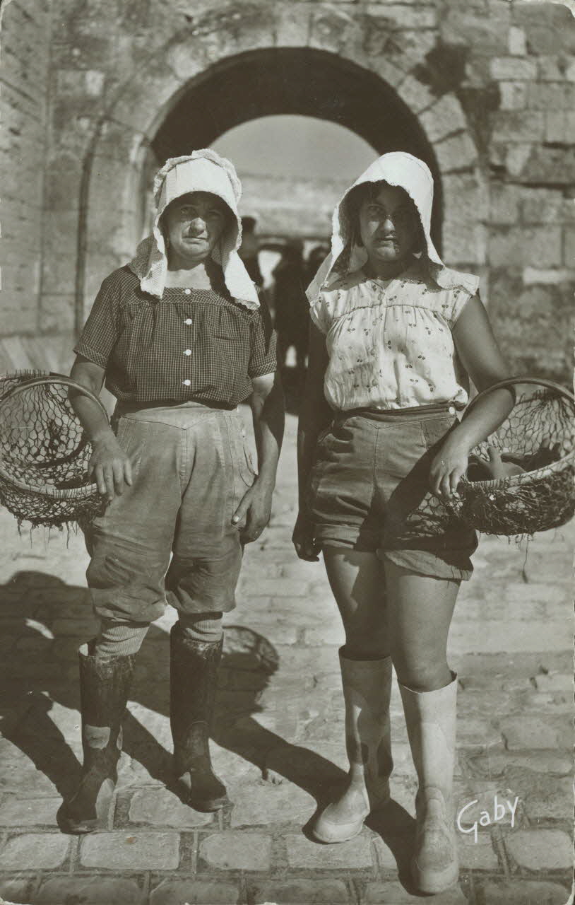 carte postale PECHEUSE EN CULOTTE 1950 010278 Photo