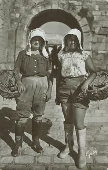 carte postale PECHEUSE EN CULOTTE 1950 010278  Photo