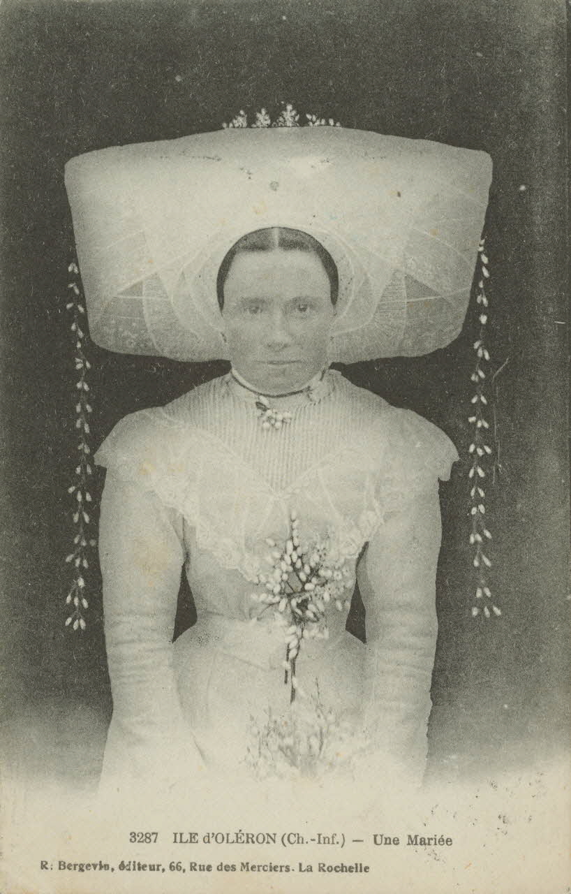 carte postale ILE D'OLERON-UNE MARIEE 1922 010286 Photo