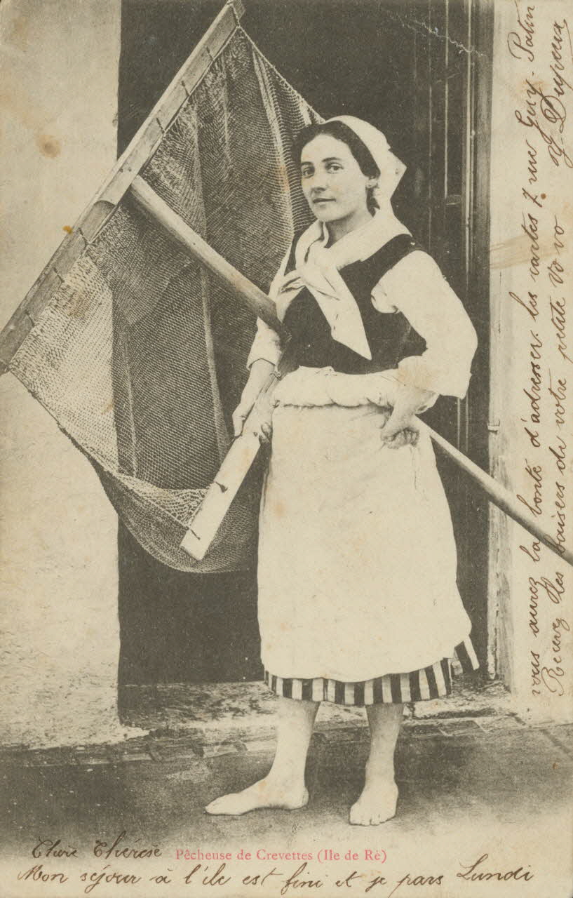 carte postale PECHEUSE DE CREVETTES (ILE-DE-RE) 1902 010320 Photo