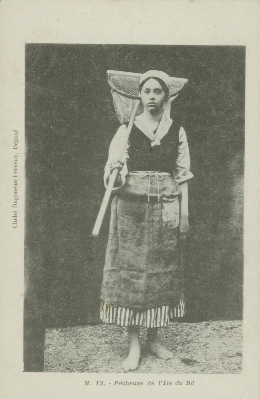 carte postale PECHEUSE DE L'ILE DE RE 1903 010321 Photo