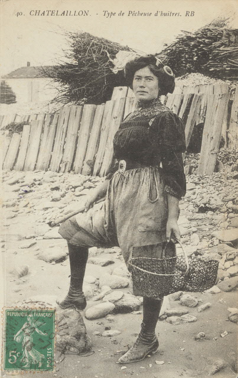 carte postale TYPE DE PECHEUSE D'HUITRES Charente-Maritime 1913 010328 Photo