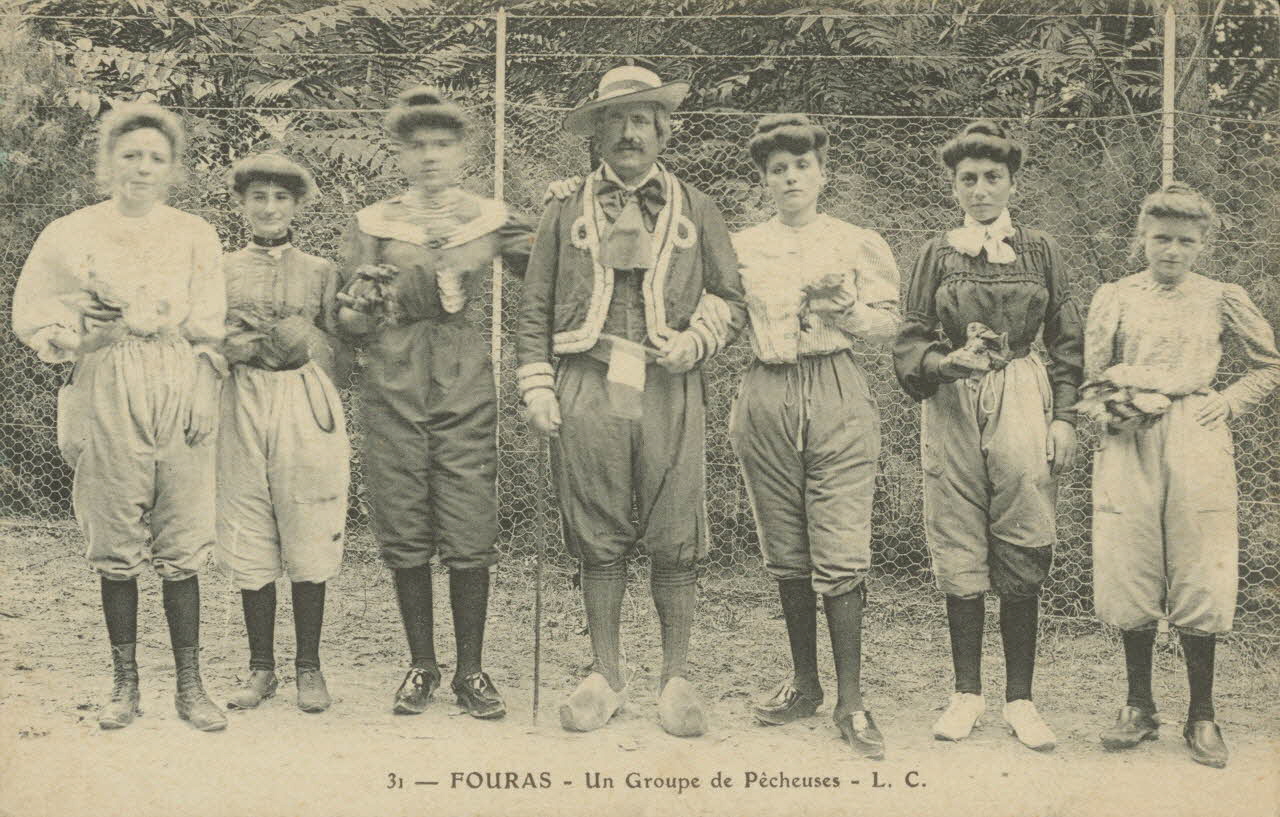 carte postale UN GROUPE DE PECHEUSES Charente-Maritime 1903-1950 010332 Photo