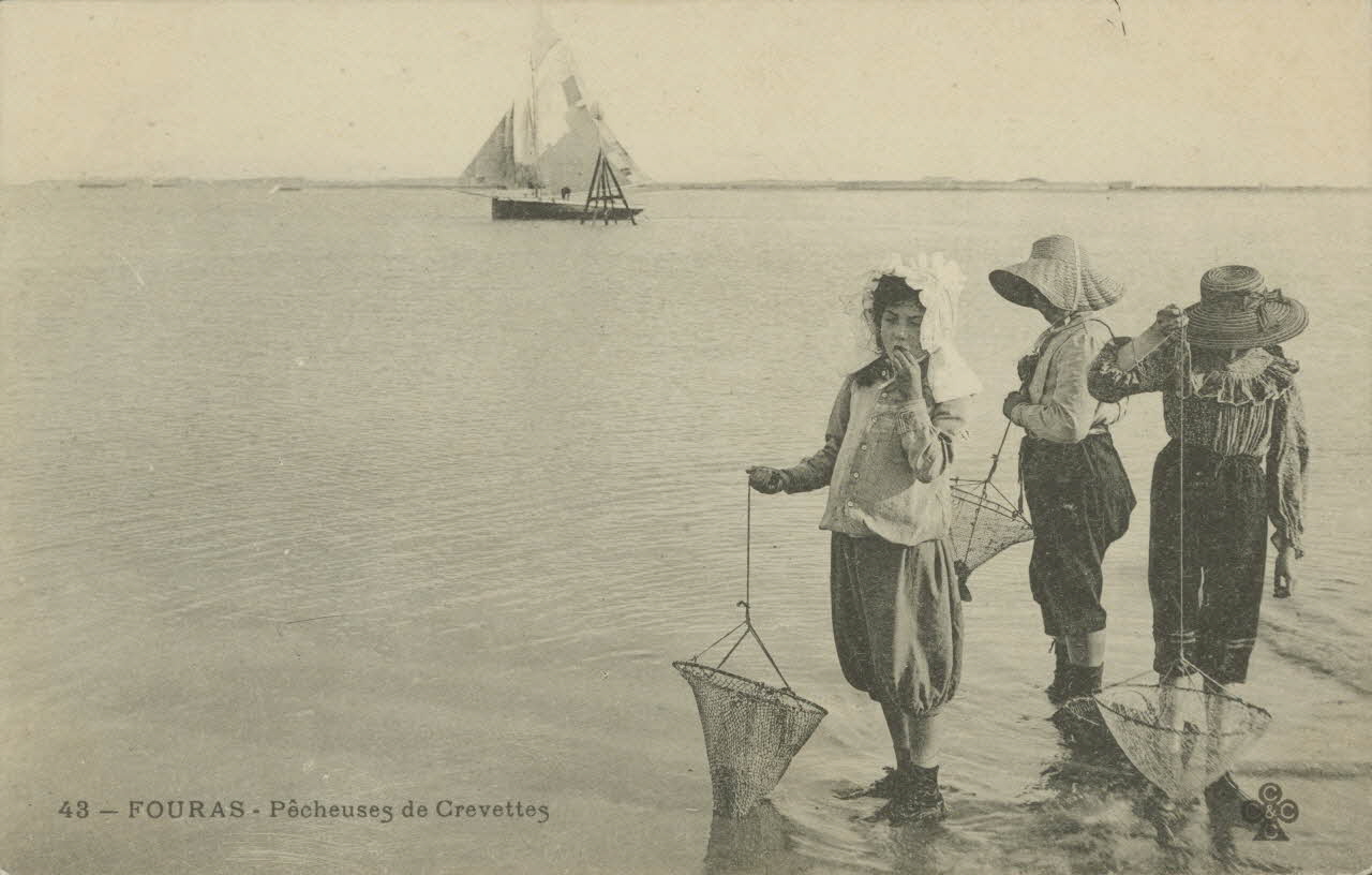carte postale FOURAS-PECHEUSES DE CREVETTES Charente-Maritime 1903-1950 010335 Photo
