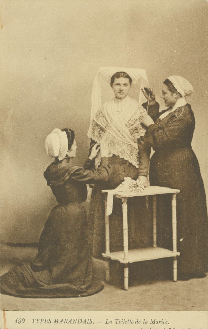 carte postale LA TOILETTE DE LA MARIEE Charente-Maritime 1903-1950 010341 Photo