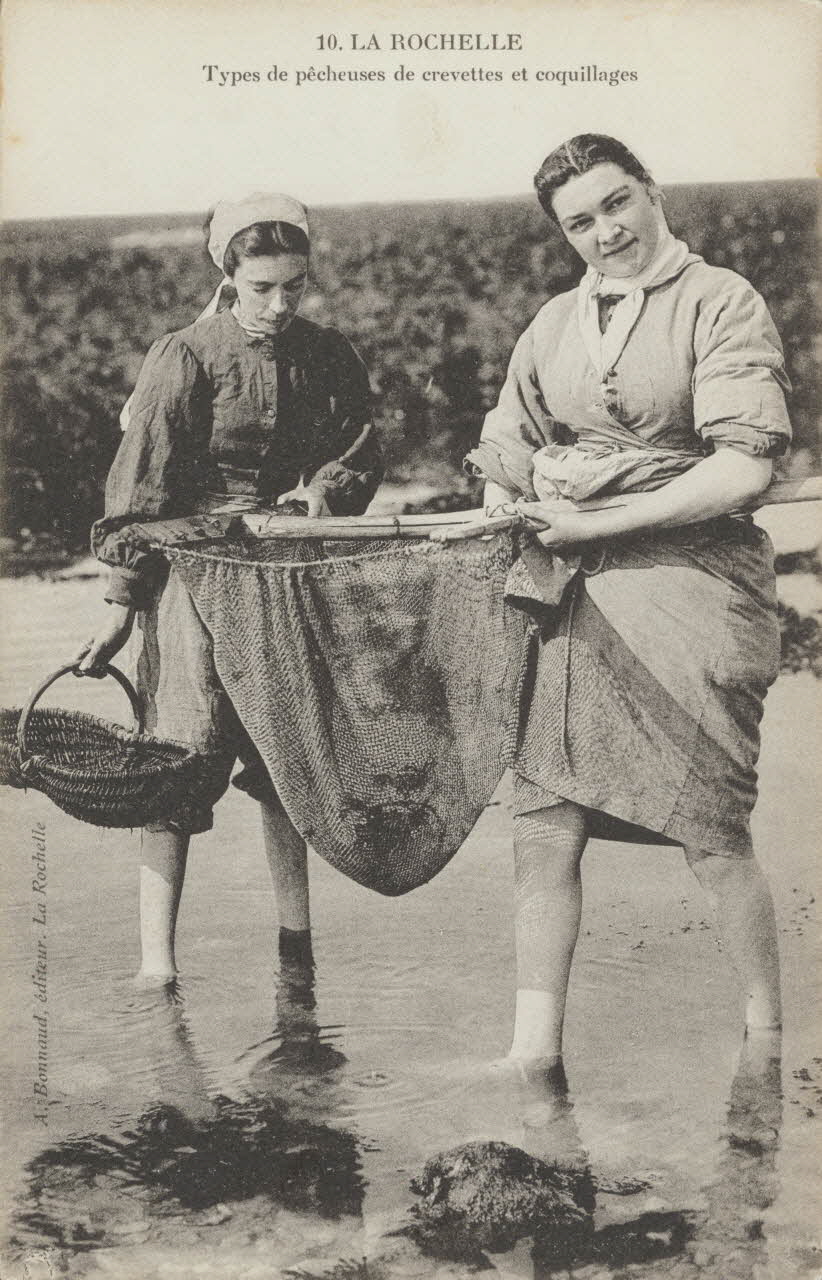 carte postale TYPES DE PECHEUSES DE CREVETTES Charente-Maritime 1903-1950 010365 Photo