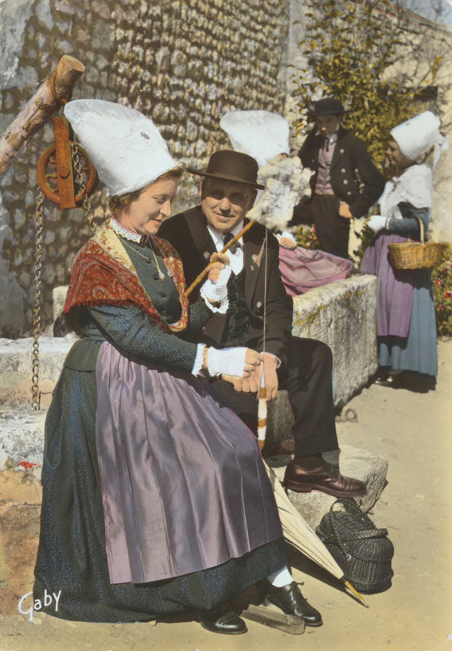 carte postale GROUPE FOLKLORIQUE DE SAINTES Charente-Maritime 1950 010379 Photo