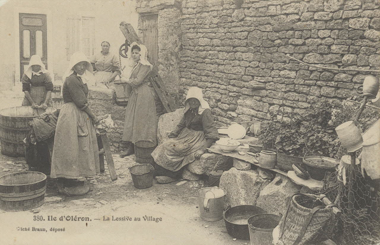 carte postale LA LESSIVE AU VILLAGE 1903-1920 010410 Photo