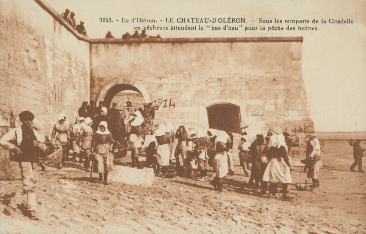 carte postale SOUS LES REMPARTS DE LA CITADELLE 1903-1920 010471 Photo