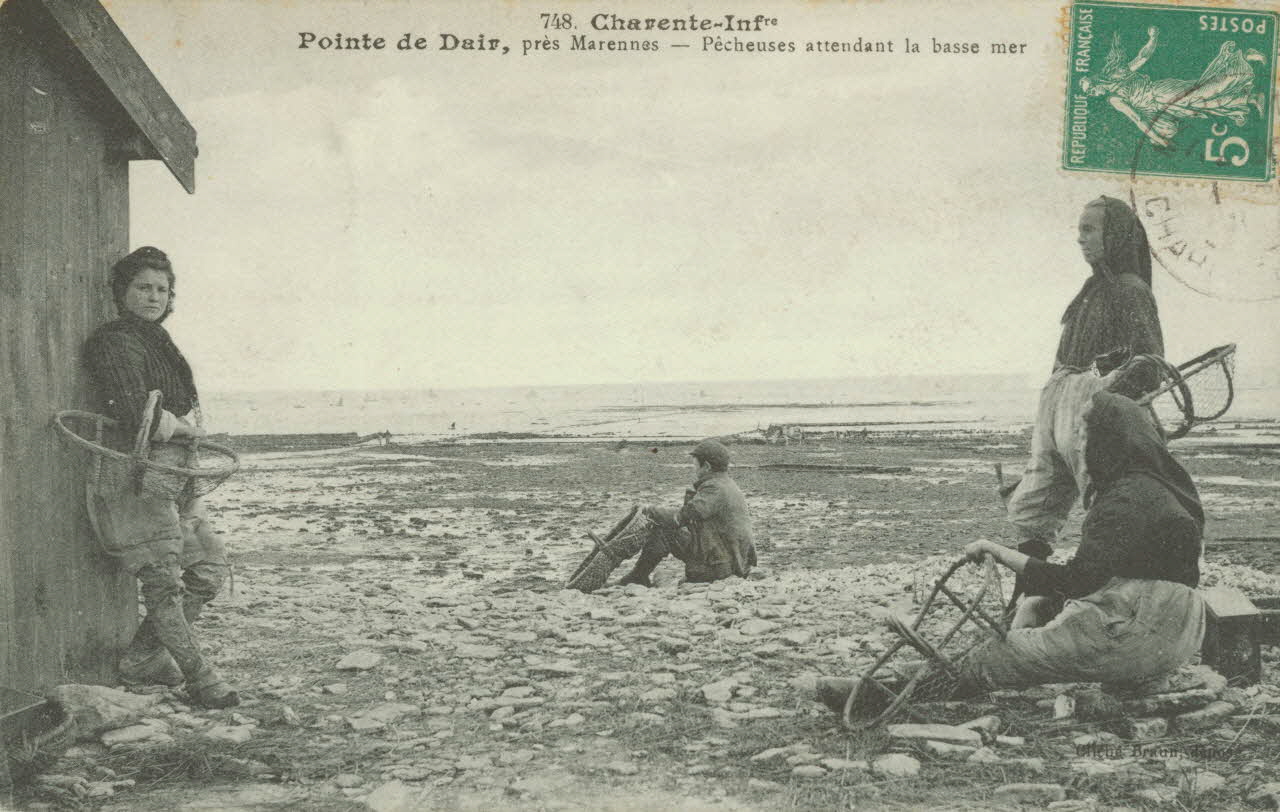 carte postale PECHEUSES ATTENDANT LA BASSE MER Charente-Maritime 1903-1920 010506 Photo