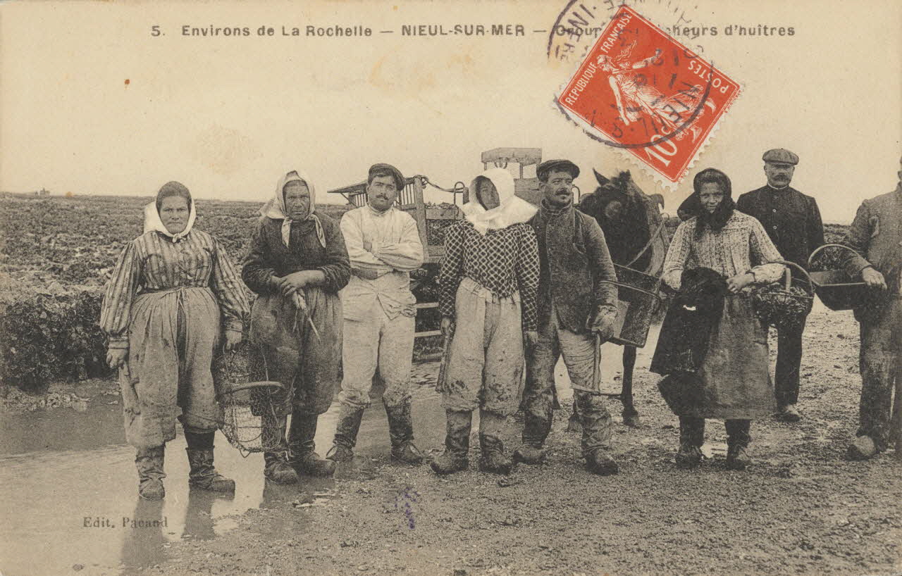 carte postale GROUPE DE PECHEURS D'HUITRES Charente-Maritime 1913 010513 Photo