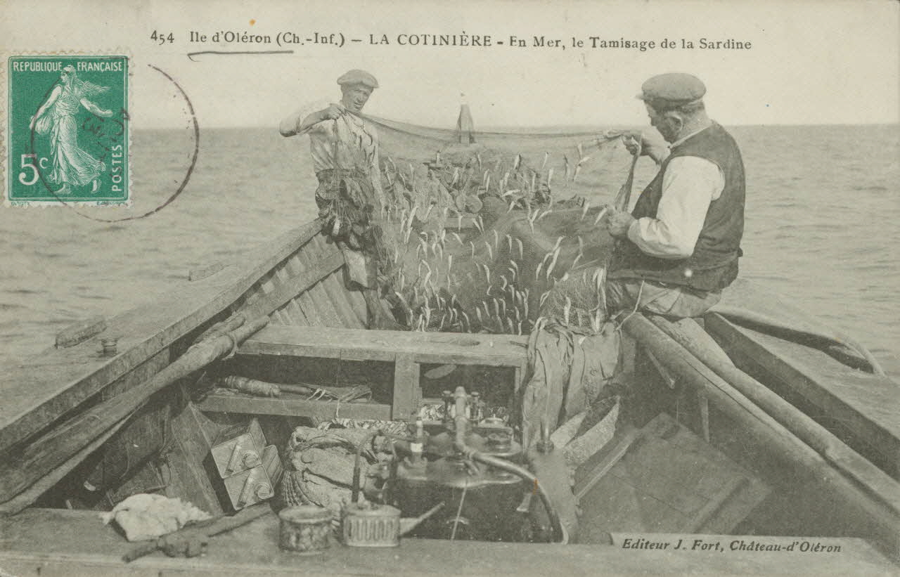 carte postale EN MER, LE TAMISAGE DE LA SARDINE Charente-Maritime 1913 010530 Photo