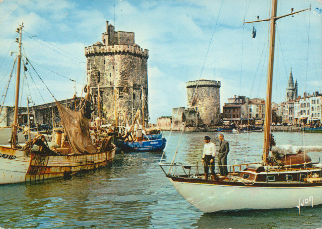 carte postale LA ROCHELLE. L'ENTREE DU PORT Charente-Maritime 1950 010580 Photo