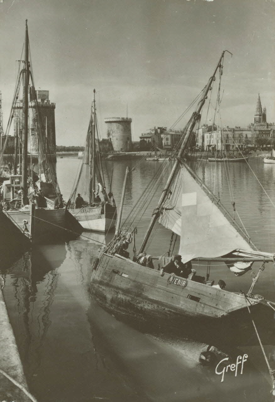 carte postale LE PORT ET LES TOURS SAINT NICOLAS Charente-Maritime 1950 010600 Photo