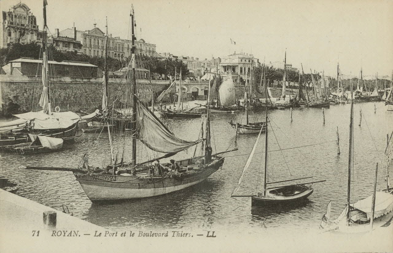 carte postale LE PORT ET LE BOULEVARD THIERS Charente-Maritime 1903-1920 010603 Photo