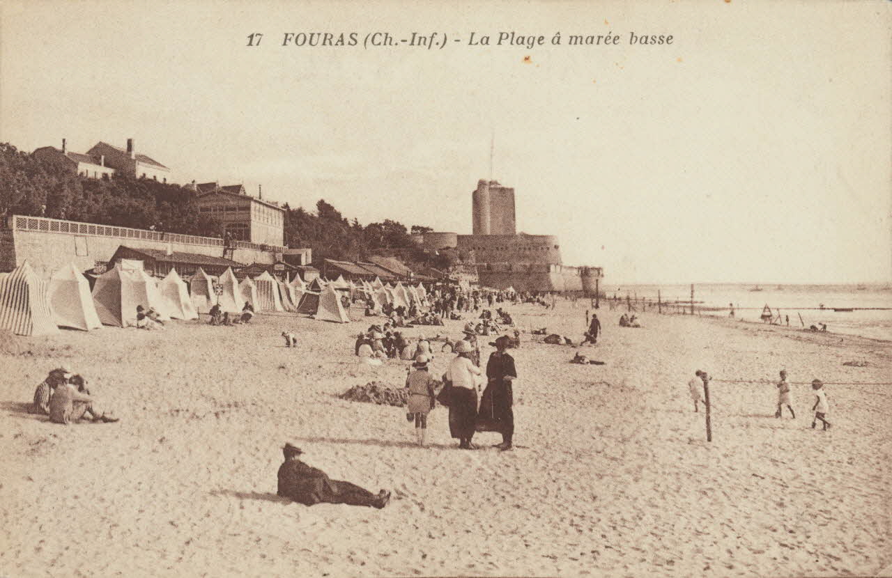 carte postale LA PLAGE A MAREE BASSE Charente-Maritime 1928 010633 Photo